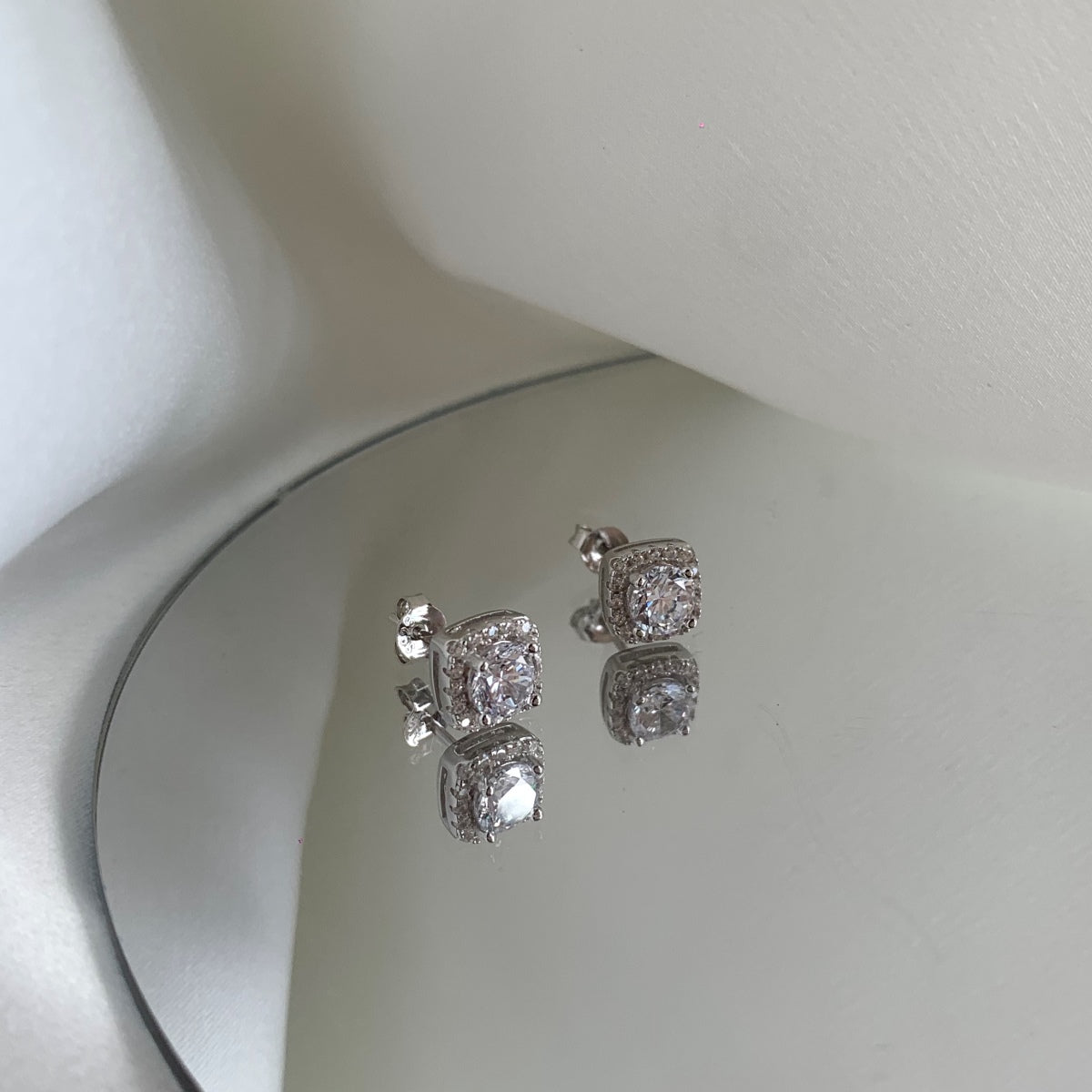 [Together]Classic Round Center Stone Stud Earrings