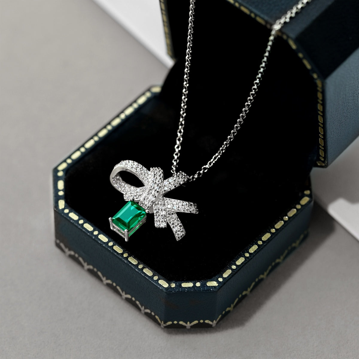 [Together]Luxurious Flower Shape Emerald Cut Necklace